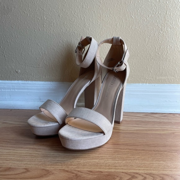 Sandy tan heels - Picture 3 of 7